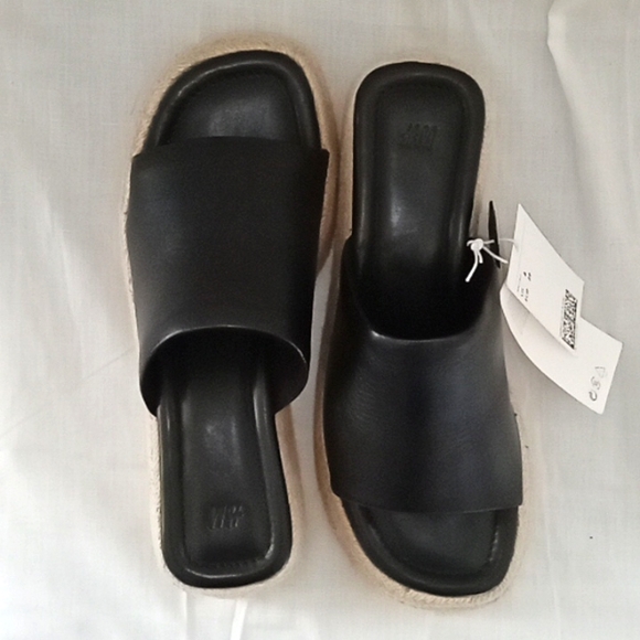 Sandals - Picture 2 of 5